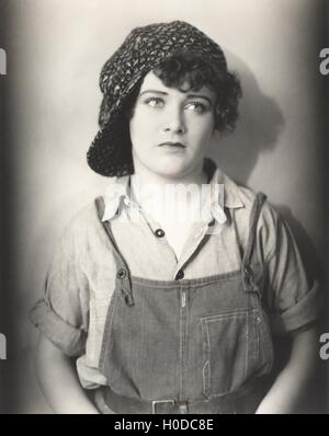 Femme à l'envers et la salopette Banque D'Images