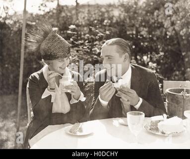 Couple eating ice cream and cake Banque D'Images