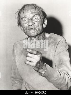 Personnes âgées homme pointant un doigt Banque D'Images