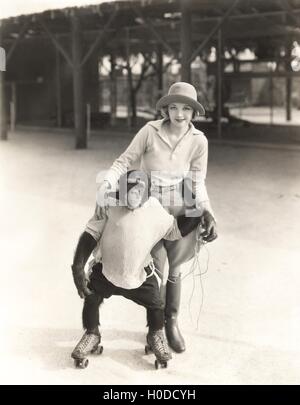 Femme avec monkey sur patins à Banque D'Images