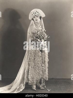 Le port de mariée robe de mariage et ébouriffé coiffe fleurie Banque D'Images