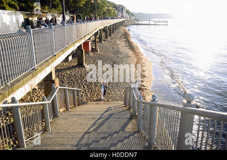 Promenade et de la plage éclairée par la lumière du soleil au coucher du soleil d'été dans la station balnéaire de la mer Baltique souabe, Région de Kaliningrad, Russie Banque D'Images