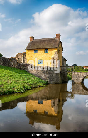 Une jolie chaumière construite dans les ruines de château de Stogursey à Somerset Banque D'Images