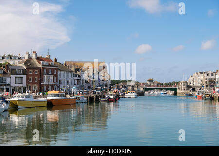 Vue de la ville de Weymouth Pont sur avant-port sur la rivière Wey. Melcombe Regis, Weymouth, Dorset, Angleterre, Royaume-Uni, Angleterre Banque D'Images