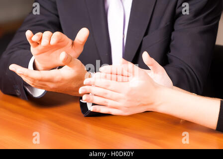 Clapping hands in office Banque D'Images