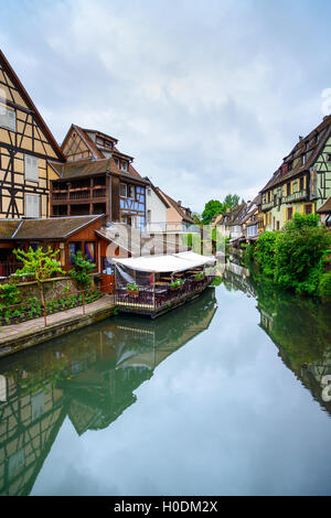 Colmar, Petit Canal de Venise, l'eau et les maisons colorées. Alsace, France. Banque D'Images