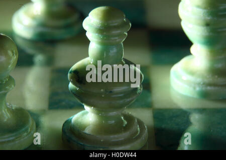 Échiquier et d'échecs d'albâtre sur un fond noir Banque D'Images