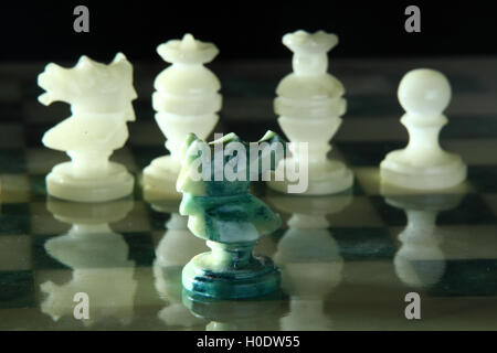 Échiquier et d'échecs d'albâtre sur un fond noir Banque D'Images