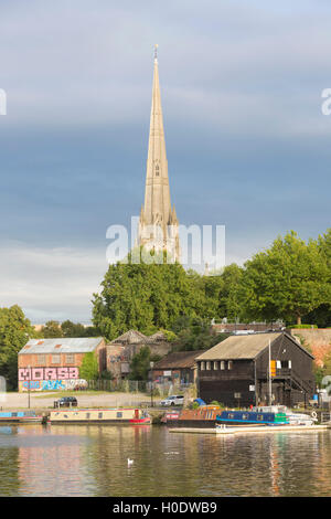 St Mary Redcliffe spire vu de port flottant du Bristol, Bristol, England, UK Banque D'Images