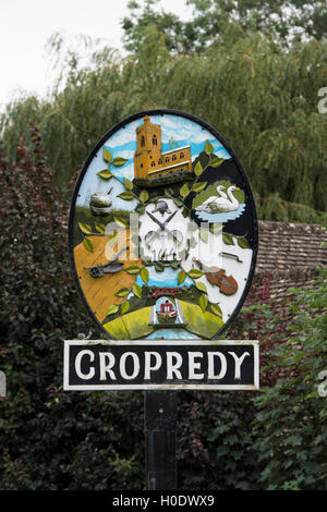 Cropredy panneau du village. Oxfordshire, Angleterre Banque D'Images