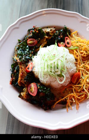 Riz frit avec style indonésien et de légumes Pâtes on white plate Banque D'Images