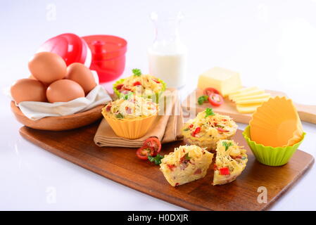 Muffin plat de macaroni avec oeuf et les tranches de tomate sur plateau en bois Banque D'Images