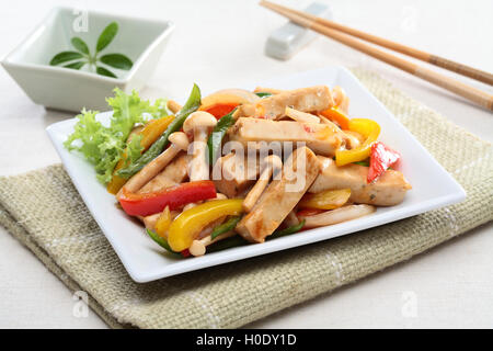 Tofu sauté de champignons avec du fromage et de la laitue piment on white plate Banque D'Images