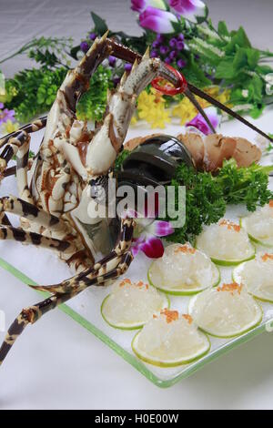 Le homard frais sushi on ice white plate in restaurant Banque D'Images