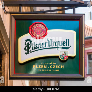 Signer pour la bière tchèque Pilsner Urquell Banque D'Images