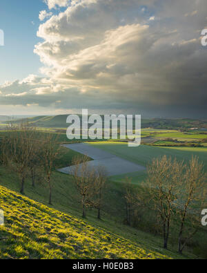 Les nuages de tempête et de la pluie se déplacent dans le parc national des South Downs près de Firle, East Sussex, England, UK Banque D'Images