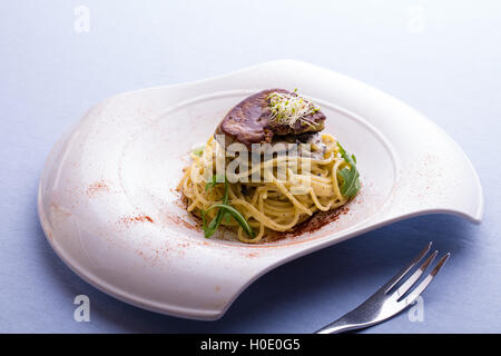 Spaghettis con Foie Gras Truffe Crème on white plate Banque D'Images