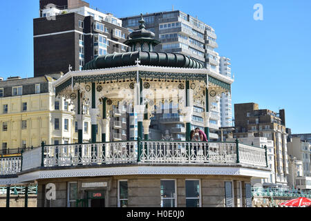 Couple à l'intérieur du kiosque Brighton Banque D'Images