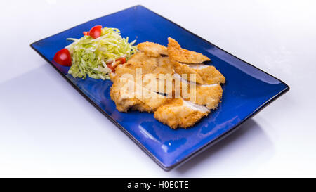 Avec salade de poulet pané frit sur plaque chinois bleu sur fond blanc Banque D'Images