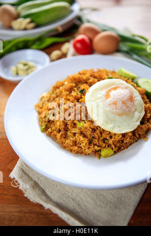 Indonésie Nasi Goreng riz frit avec des oeufs on white plate Banque D'Images