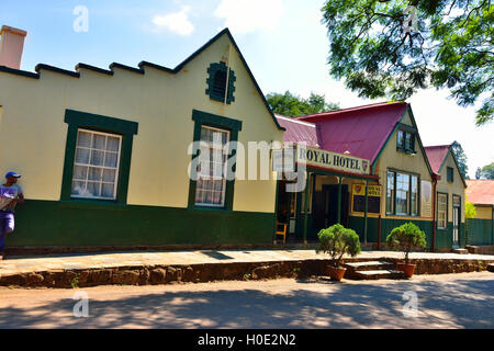 Afrique du Sud un homme noir se reposant dans l'ombre à Pilgrims Rest, une fois un village de gold fields Transvaal maintenant une destination touristique Banque D'Images