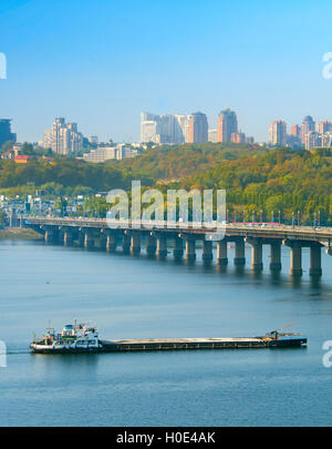 Sur une barge du Dniepr à Kiev, Ukraine Banque D'Images