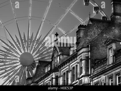 Grande roue, Sheffield, Angleterre,fargate, noir et blanc, monochrome,bâtiment victorien en premier plan Banque D'Images