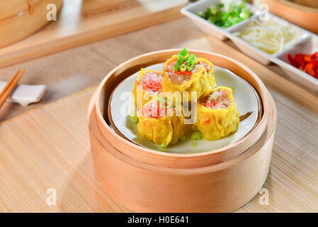 Boulettes de crabe dans un style chinois en bambou plateau en restaurant asiatique Banque D'Images