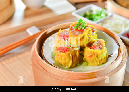 Boulettes de crabe dans un style chinois en bambou plateau en restaurant asiatique Banque D'Images