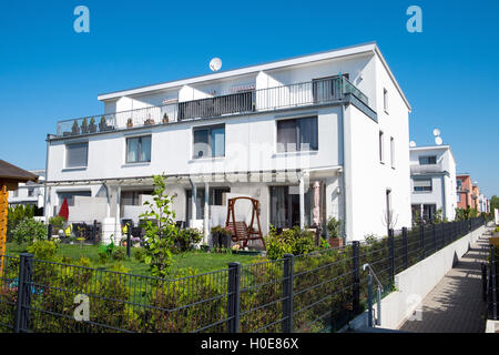 Maisons de famille moderne dans un nouveau quartier vu à Berlin, Allemagne Banque D'Images