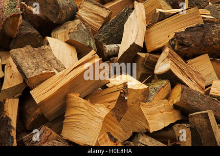 Grand couper des morceaux de bois de chauffage de bouleau et pin pour la cheminée, empilés dans un tas. Arrière-plan intéressant et la texture. L'horizontale Banque D'Images