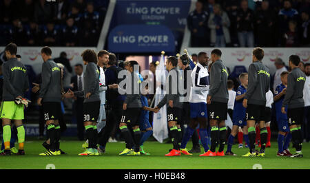 Leicester City's Wes Morgan (centre droit) mène son équipe pour la main d'avant-match secoue avant l'EFL Cup, troisième tour match à la King Power Stadium, Leicester. Banque D'Images