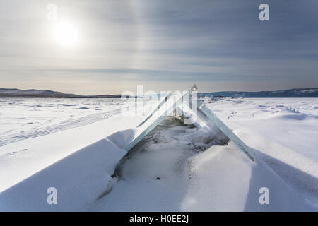 Transparent Triangle de blocs de glace et le soleil. Le lac Baïkal Banque D'Images