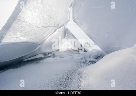 Transparent Triangle de blocs de glace et le soleil. Le lac Baïkal Banque D'Images