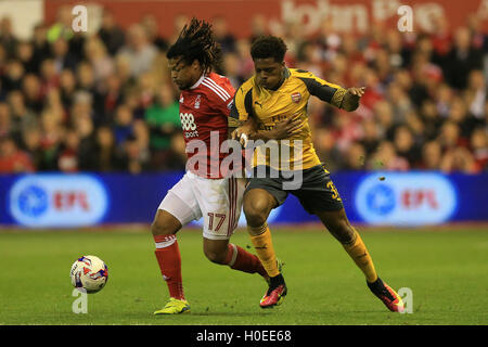 Nottingham Forest's Hildeberto Pereira et Arsenal's Chuba Akpom bataille pour la balle durant le troisième tour, coupe EFL correspondent à la ville de Nottingham, au sol. Banque D'Images