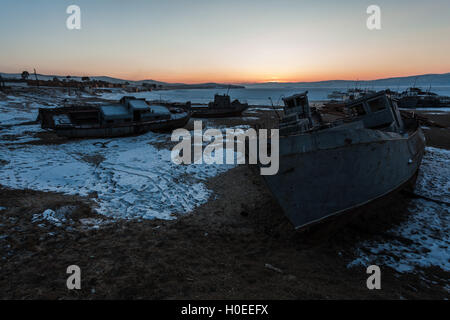 Bateaux abandonnés au Lac Baikal coast dans Khuzhir settlement Banque D'Images