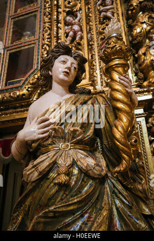 Détail d'un retable en bois doré (17e siècle), dans la nouvelle cathédrale ou Se Nova de Coimbra au Portugal Banque D'Images