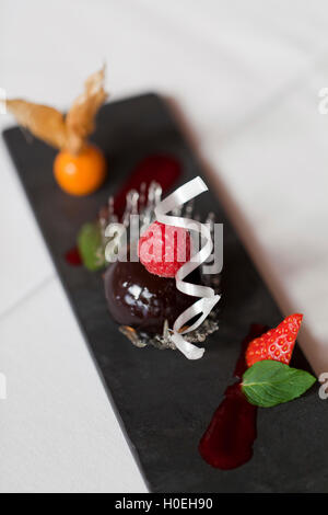 Dessert au chocolat servi avec la framboise et le sucre décoration Banque D'Images