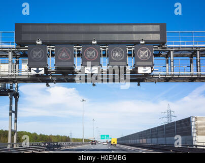 L'équipement de l'autoroute électronique, limite de vitesse d'exécution du trafic et de la signalisation des voies de circulation plus de caméras Banque D'Images