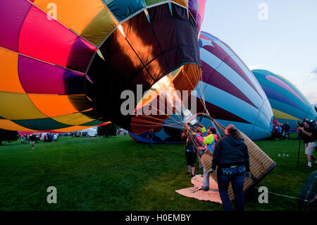 Gonfler un ballon à air chaud à Ann Morrison Park au 2016 "l'esprit de Boise Balloon Classic', Août 2016 Banque D'Images