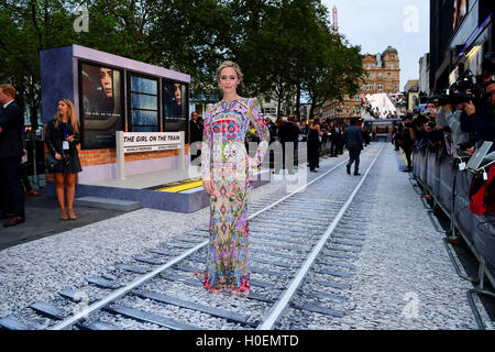 Emily Blunt assister à la première mondiale de la petite fille dans le Train à Leicester Square, Londres. Banque D'Images