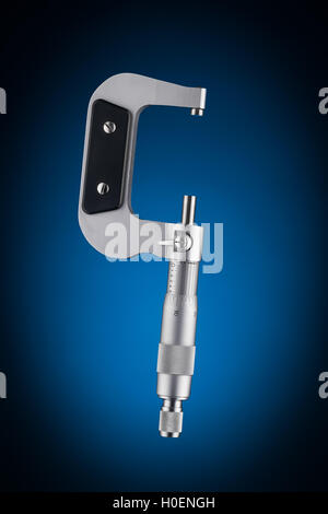 Vue côté micromètre ouvert isolé sur fond bleu Banque D'Images