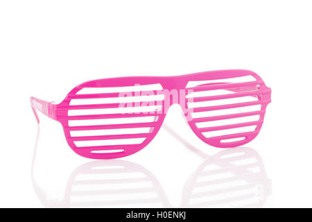 Pink 80's lunettes emplacement isolé sur fond blanc 3/4 voir Banque D'Images