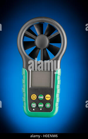 Anémomètre de poche numérique isolé sur fond bleu Banque D'Images