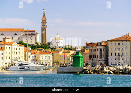 PIRAN, SLOVÉNIE - 30 août 2016 : Piran de plaisance avec des bateaux de pêche et de la vieille ville en arrière-plan, l'une des principales attractions touristiques Banque D'Images