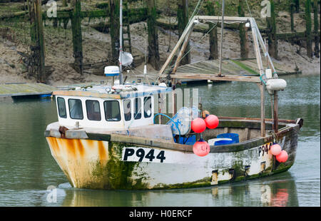 Rusty ancien bateau de pêche sur l'estuaire d'un fleuve. Banque D'Images