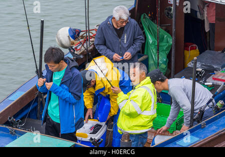 Groupe de pêcheurs sur un bateau de la préparation pour un voyage de pêche. Banque D'Images