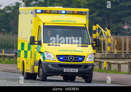 Ambulance avec feux bleus clignotant sur une route au Royaume-Uni. Ambulance NHS Royaume-Uni. Feux bleus d'ambulance. Service d'ambulance. Mercedes Benz Sprinter à partir de 2011. Banque D'Images