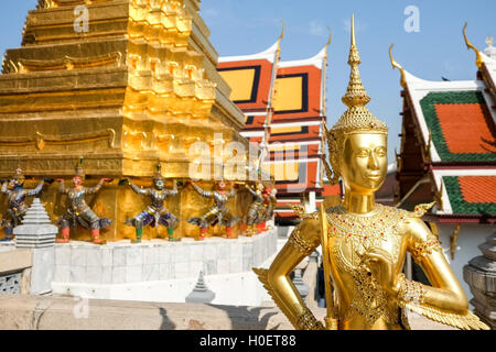 Un golden kinnara statue au Temple du Bouddha d'Émeraude (Wat Phra Kaew), Grand Palace, Bangkok, Thaïlande. Banque D'Images