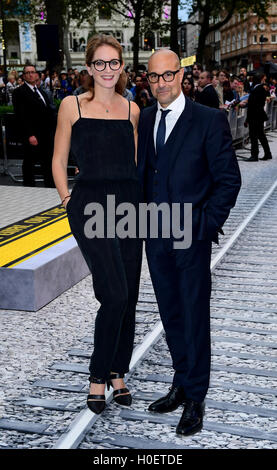 Felicity Blunt et Stanley Tucci assister à la première mondiale de la petite fille dans le Train à Leicester Square, Londres. Banque D'Images